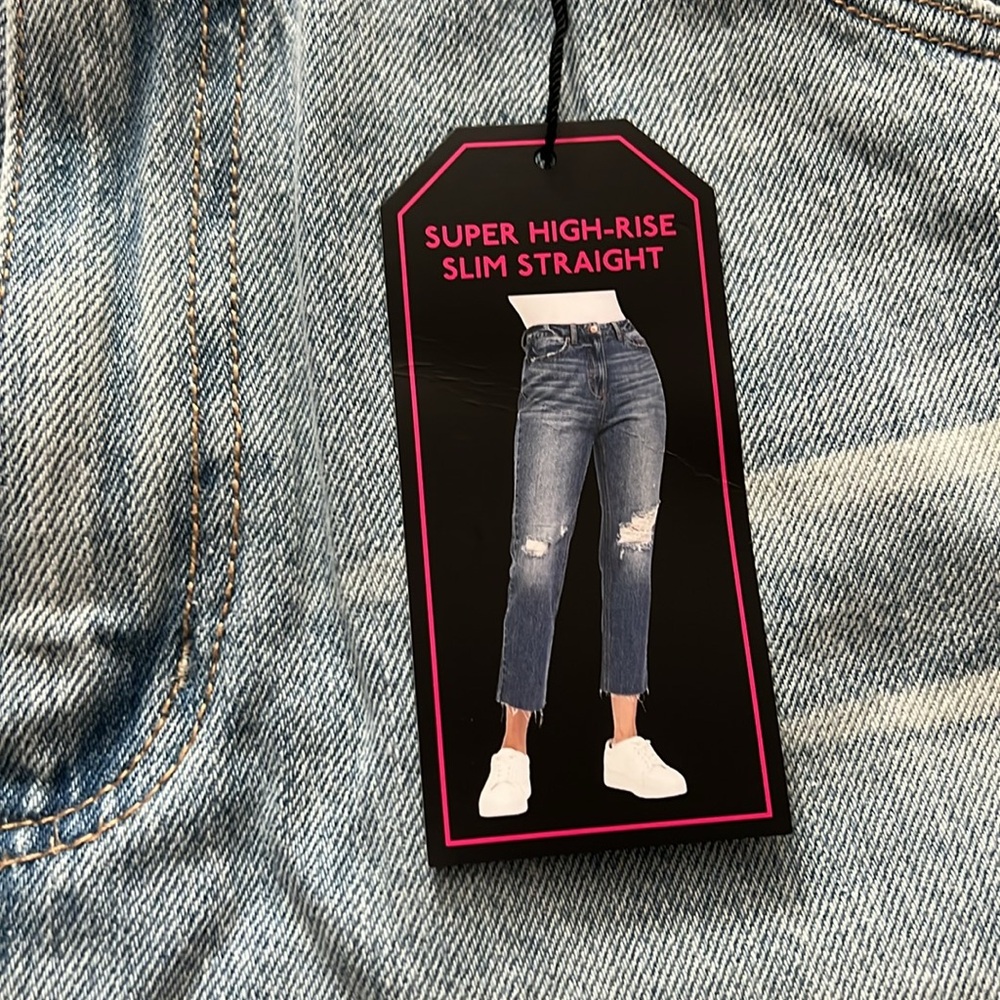 No Boundaries Super High-Rise Slim Straight Lightwash distressed jeans- 17 - Picture 4 of 7